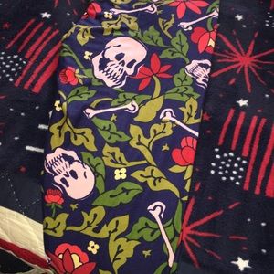 Lularoe leggings size TC Skulls and Bones